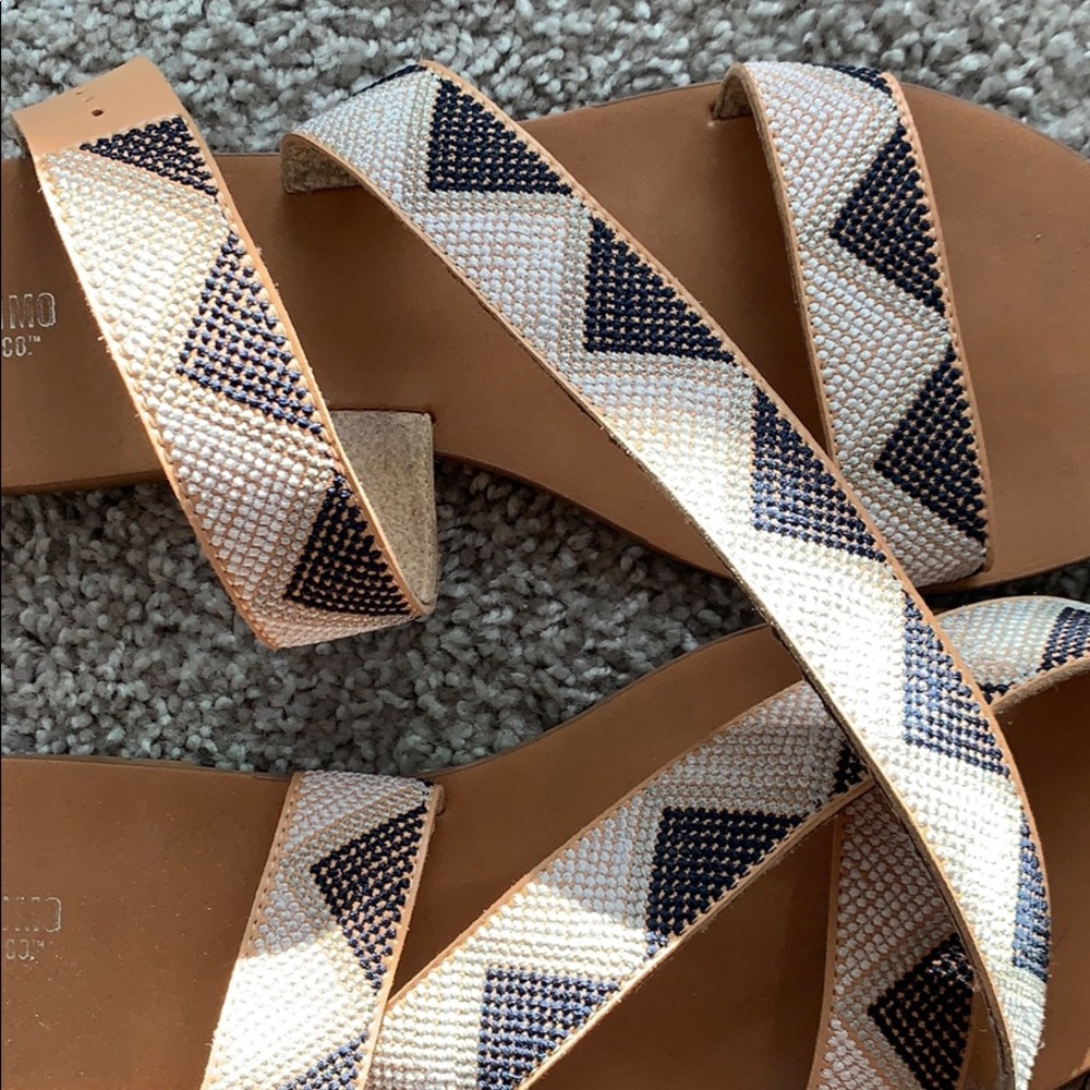 Flat sandals - Picture 2 of 3